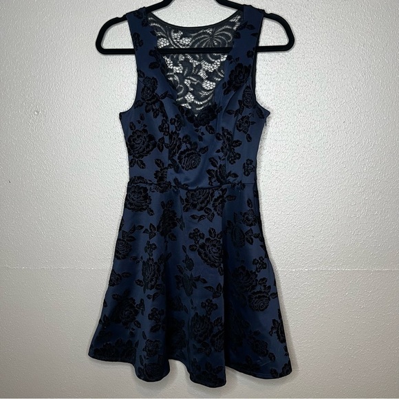 NEW Three Pink Hearts Juniors Size M Dress Navy Blue Floral Textured Sleeveless - Picture 1 of 11